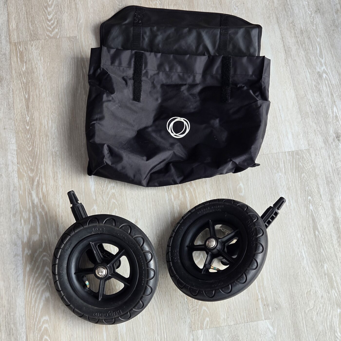 (Lietots) Bugaboo Cameleon 1 un 2 versijai lielās riepas (Melnas) + soma dāvanā