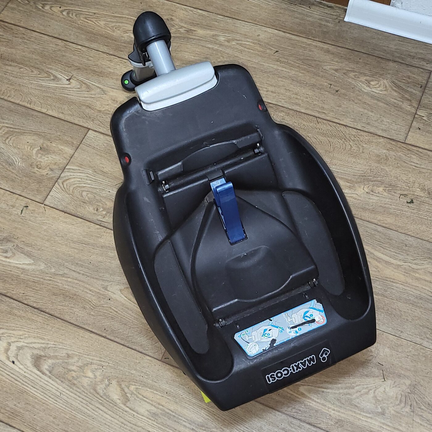 (Lietots) Maxi Cosi EasyBase ar jostām