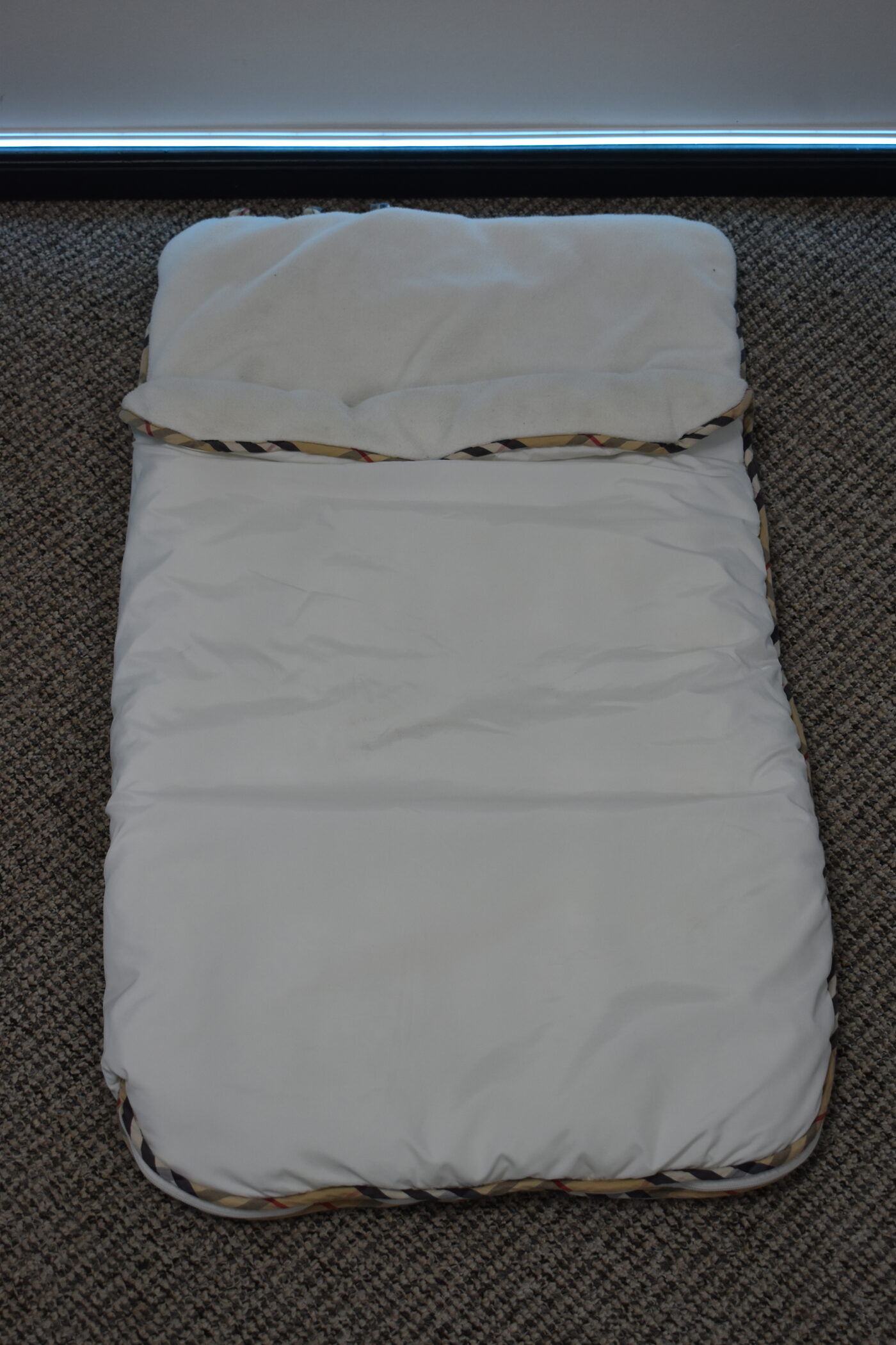 (Lietots) BURBERRY - White sleeping bag